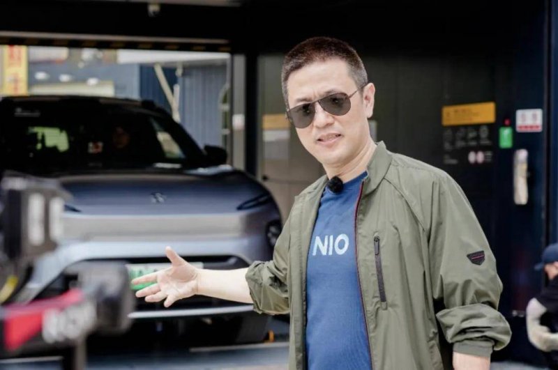 保洁不慎弄脏男子衣服 被索赔后下跪磕头道歉 涉事公司回复